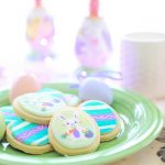 Decorate Easter cookies