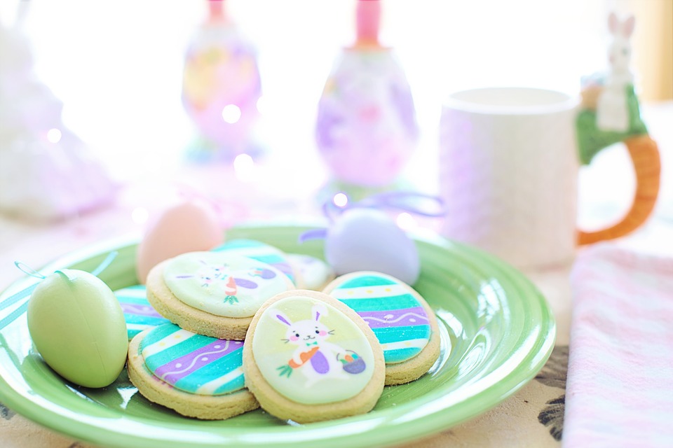 Decorate Easter cookies